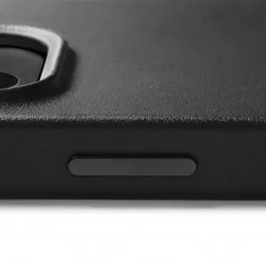 Mujjo Full Leather Case med MagSafe för iPhone 14, närbild på svart läder med upphöjd kamerautskärning