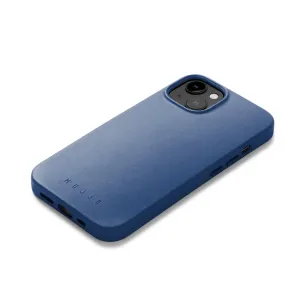 Mujjo iPhone 14-läderfodral i Monacoblått med präglad logotyp, upphöjd kamerautskärning och portöppningar