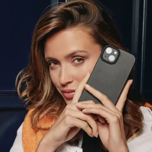 Mujjo Full Leather Case för iPhone 14, visas på en telefon med upphöjda kameraramar och en slimmad läderfinish