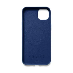 Mujjo Full Leather Case med MagSafe för iPhone 14/15 Plus i Monacoblått, med präglad logotyp och kamerautskärning