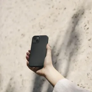 Mujjo svart läderfodral för iPhone 14/15 Plus med upphöjd kamerautskärning och slimmad profil
