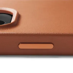 Mujjo iPhone 14/15 Plus-skal i ljusbrunt läder med MagSafe, kamerautskärning och sidoknappsskydd.