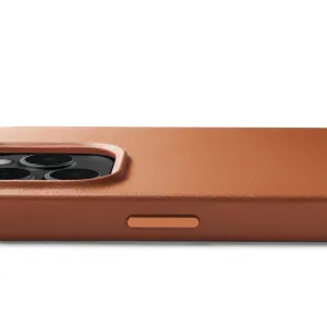 Mujjo iPhone 14/15 Plus-skal i cognacsfärgat läder med upphöjd kameraöppning och smal utskärning för sidoknapp