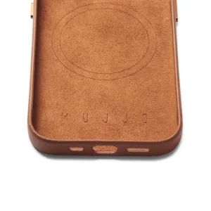 Mujjo Full Leather Case med MagSafe för iPhone 14/15 Plus i ljusbrunt läder, med präglad logotyp och kamerautskärning.