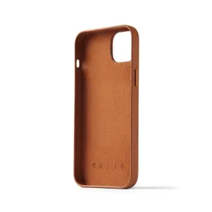 Mujjo brunt plånboksfodral i läder för iPhone 15 Plus och 14 Plus, visas med kamerautskärning och knappöppningar