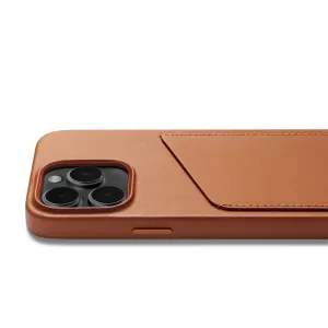 Mujjo Leather Wallet Case för iPhone 14 Pro i cognacsfärgat läder, med kortfack på baksidan och kamerautskärning
