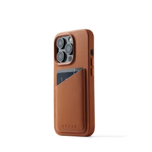 Mujjo läderplånboksfodral för iPhone 14 Pro i ljusbrunt, med kortficka, upphöjd kamerautskärning och präglad logotyp.