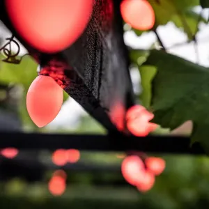Lite Bulb Moments Smart Light Chain klotformade och konformade ljusslingor som lyser rosa-rött utomhus