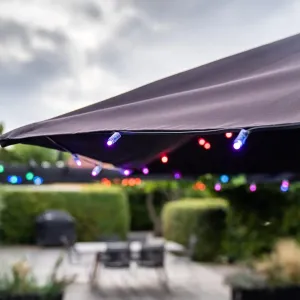 Lite Bulb Moments smart ljusslinga med flerfärgade LED-lampor längs kanten på ett skärmtak utomhus