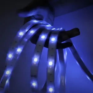 Lite Bulb Moments smart vattentät LED-list 5 m RGBW lindad runt en hand, lyser blåvitt.