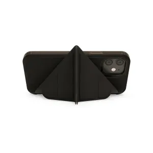Pipetto Origami Folio-skal för iPhone 12 Mini i svart, visas med det vikbara stativet för handsfreevisning i liggande läge.