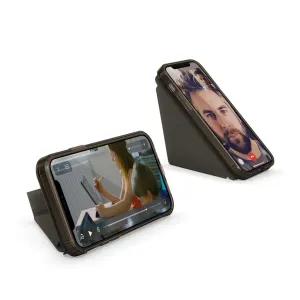 Pipetto Origami-fodral för iPhone 12/12 Pro i svart, visat i två stativlägen för handsfree-visning