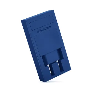 Usbepower blå dubbel USB-väggladdaradapter med synliga kontaktstift på vit bakgrund