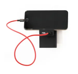 Usbepower Rock dubbel USB-A-laddare i svart med ansluten röd kabel mot vit bakgrund
