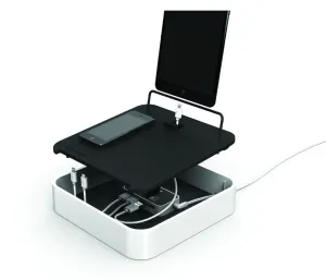 Bluelounge Sanctuary4-laddstation med surfplatta, smarttelefon och kablar på en svartvit docka