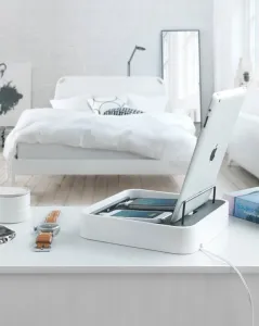 Bluelounge Sanctuary4 vit laddningsstation med surfplattehållare och två smartphones