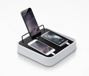 Bluelounge Sanctuary4-laddstation i vitt, med tre smarttelefoner med anslutna kablar