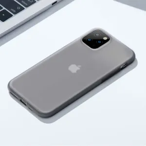 Grått Baseus-silikonskal för iPhone 11 Pro med kamerautskärning och synlig Apple-logotyp.
