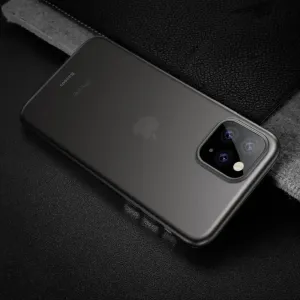 Baseus iPhone 11 Pro Max tunt matt skal med utskärning för bakre kamera på en mörkgrå telefon