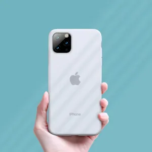 Baseus-silikonskal för iPhone 11 Pro Max på en ljus iPhone, visat bakifrån i handen.