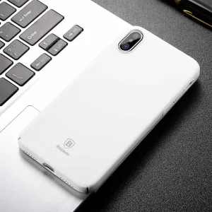 Baseus vitt ultratunt skyddsskal för iPhone X/XS med urtag för dubbelkamera på ett tangentbord till bärbar dator