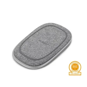 Moshi Porto Q 5K trådlös laddningsplatta med grå textilfinish, präglad logotyp och silverfärgad kant