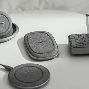 Moshi Porto Q 5K trådlös laddningsplatta i grått tyg med logotyp, visas med andra laddningstillbehör från Moshi