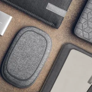 Moshi Porto Q 5K powerbank med trådlös laddning, bärbar laddare med grå tygklädsel och centrerad logotyp