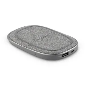 Moshi Porto Q 5K powerbank i grått tyg med USB-C- och USB-A-portar mot vit bakgrund