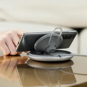 Moshi Lounge Q trådlöst laddningsställ som håller en smartphone i liggande läge på en bordsskiva