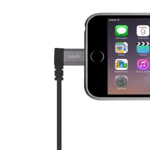 Moshi Lightning till USB-kabel med 90-graderskontakt ansluten till en smartphone för laddning och dataöverföring