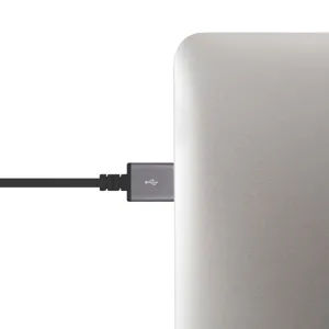 Moshi Lightning-till-USB-kabel med 90-graderskontakt, visas ansluten till en silverfärgad enhet för laddning eller dataöverföring.
