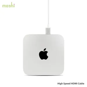 Vit Moshi höghastighets-HDMI-kabel ansluten till en silverfärgad Apple-enhet, visad i studioproduktvy