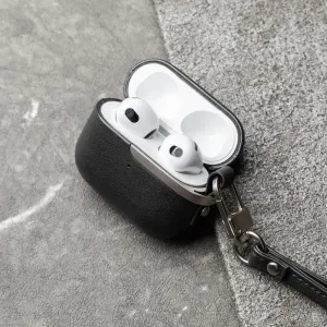 Moshi Pebbo Luxe AirPods 3-fodral i svart, öppet med hörlurarna inuti och en fastsatt handledsrem