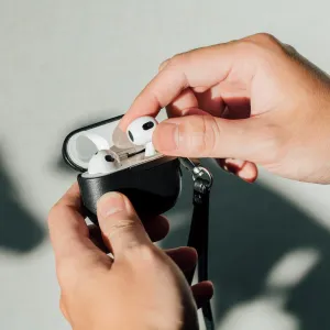 Moshi Pebbo Luxe-fodral för AirPods 3 i svart veganskt läder, öppet med öronsnäckor och handledsrem