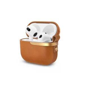Moshi Pebbo Luxe AirPods 3-fodral i karamellbrunt, öppet med vita öronsnäckor synliga och guldfärgad kant