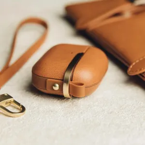 Moshi Pebbo Luxe AirPods 3-fodral i karamellbrunt veganskt läder med handledsrem och tryckknappsdetalj