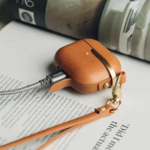 Moshi Pebbo Luxe karamellbrunt AirPods 3-fodral med vegansk läderfinish och matchande rem