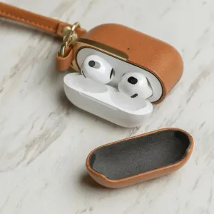 Moshi Pebbo Luxe skyddande fodral för AirPods 3 i karamellbrunt, visas öppet med hörlurar inuti