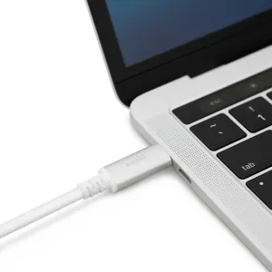 Moshi USB-C-till-DisplayPort-kabel ansluten till en silverfärgad bärbar dator för användning med extern skärm