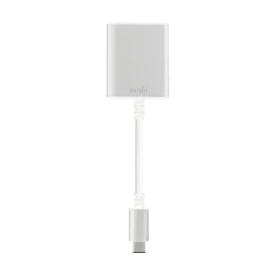 Moshi USB-C till VGA-adapter med silverfärgat hölje och vit kabel för anslutning av en USB-C-enhet till en VGA-skärm