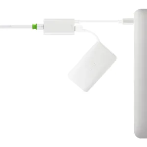 Moshi USB-C-till-Gigabit Ethernet-adapter i vitt, visad ansluten mellan kablar till en dator