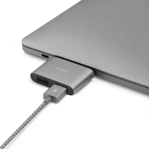 Moshi USB-C till dubbla USB-A-adapter ansluten till en bärbar dator, med en kabel ansluten till en USB-A-port
