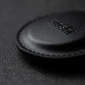 Moshi AirTag-nyckelring i svart veganskt läder med sydd kant och präglad logotyp