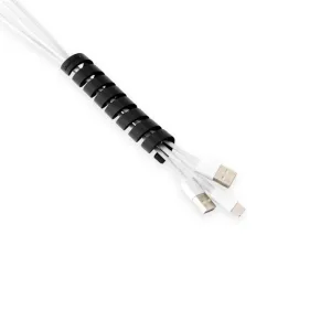 Bluelounge CableCoil-kabelorganisatör buntar ihop vita laddningskablar i en svart spirallindning