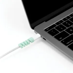 Bluelounge CableCoil Mini-kabelskydd lindat runt en vit USB-C-kabel ansluten till en bärbar dator