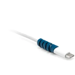 Bluelounge CableCoil Mini blått spiralkabelskydd lindat runt en vit USB-C-kabel