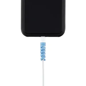 Bluelounge CableCoil Mini-kabelskydd på en vit kabel, visat som en blå spirallindning