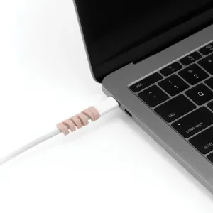 Bluelounge CableCoil Mini blekrosa kabelskydd lindat runt en vit USB-C-laptopkabel
