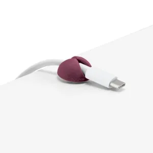 Bluelounge CableDrop Mini-kabelhållare med en vit USB-C-kabel mot en studiovit bakgrund